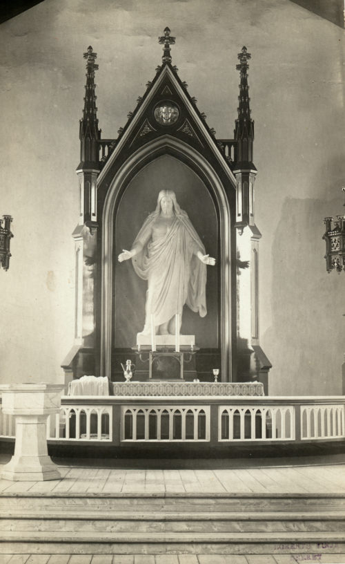 Kristusstatuen i kirka fungerte en periode som altertavle.